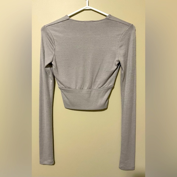 Aritzia Wilfred Free V Neck Long Sleeve Cropped Top Size XS - Picture 2 of 4